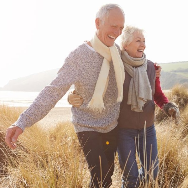 Paar im Seniorenalter genießt Zeit draußen – entspannte Momente im Freien